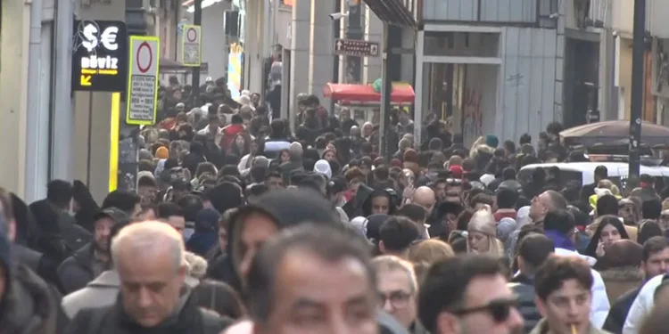 Yeni yıla saatler kala İstiklal Caddesi’nde insan seli