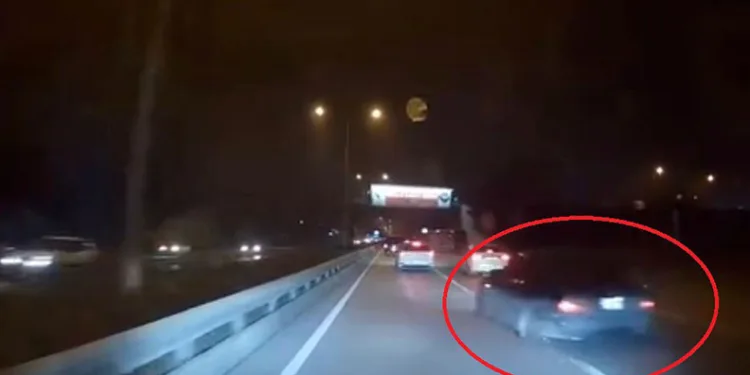 Bursa’da makas atarken kaza yapan araç kamerada