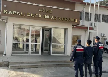 Adana Emniyet Müdürüne, saz kursunu bitiren kızlardan mini konser