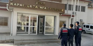 Adana Emniyet Müdürüne, saz kursunu bitiren kızlardan mini konser