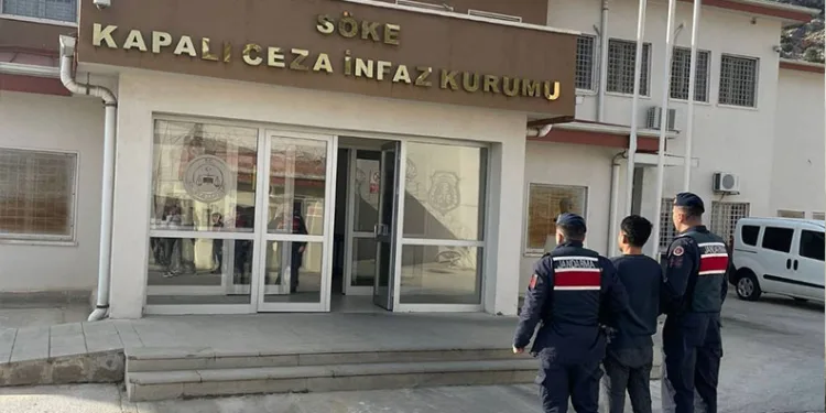 Adana Emniyet Müdürüne, saz kursunu bitiren kızlardan mini konser