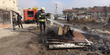 Kira ödemeyen kiracı, tahliye kararıyla evden çıkarılan eşyaları ateşe verdi