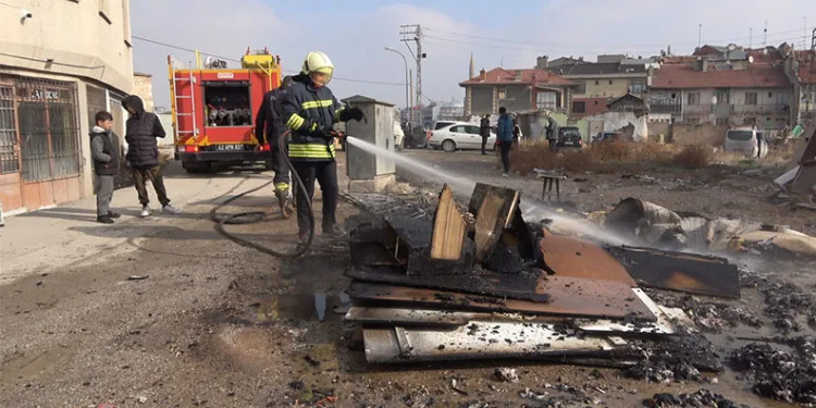 Kira ödemeyen kiracı, tahliye kararıyla evden çıkarılan eşyaları ateşe verdi
