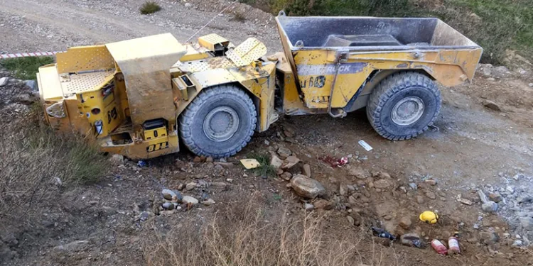 İzmir’de iş makinesi şarampole devrildi: Genç madenci hayatını kaybetti
