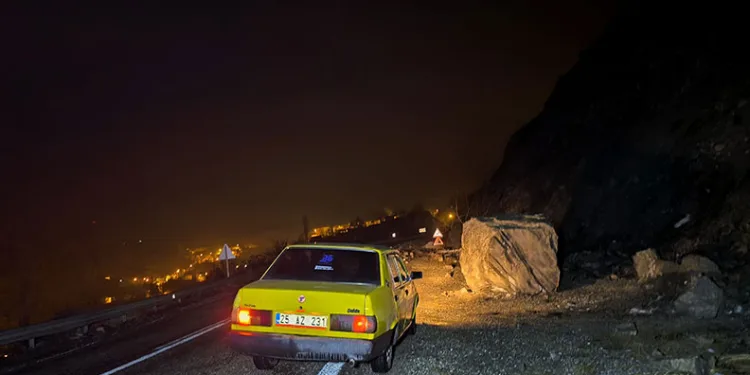 Erzurum-Artvin karayolunda heyelan