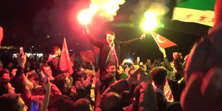 Yalova’da Suriyeliler Esed rejiminin devrilmesini kutladı