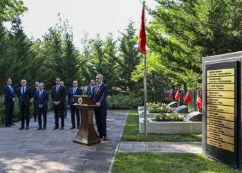 Bakan Fidan, Dışişleri Şehitliği’ni ziyaret etti