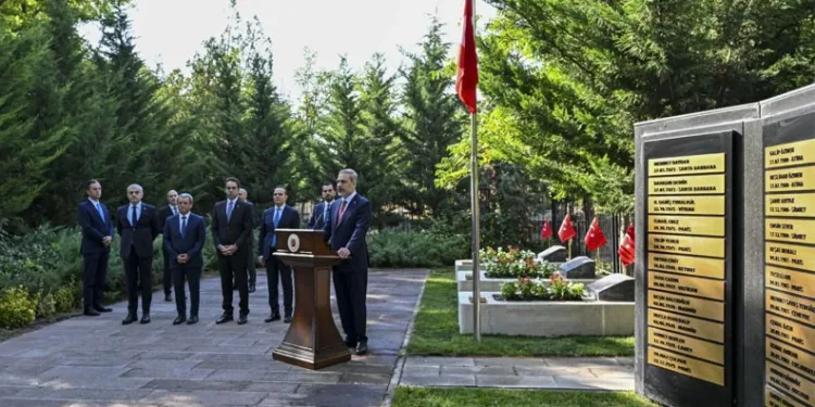 Bakan Fidan, Dışişleri Şehitliği’ni ziyaret etti