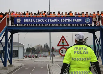 Çocuklar direksiyon başına geçti