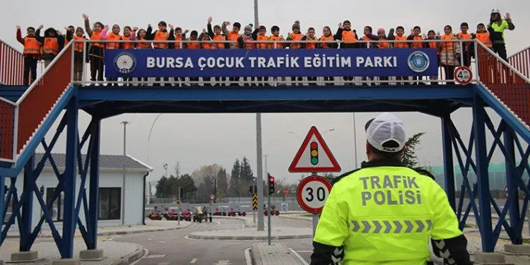 Çocuklar direksiyon başına geçti