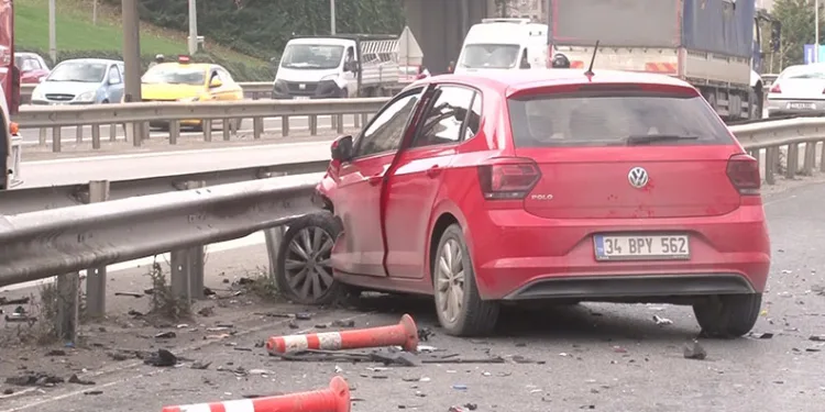 Kontrolden çıkan otomobil bariyerlere ok gibi saplandı