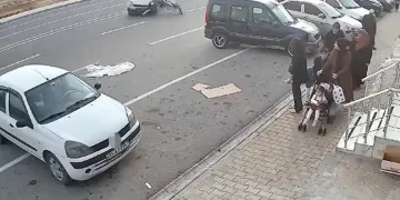 Otomobille çarpışan motosikletteki 2 kişi ağır yaralandı