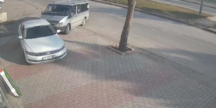 Çocuk sürücü park halindeki otomobile çarptı