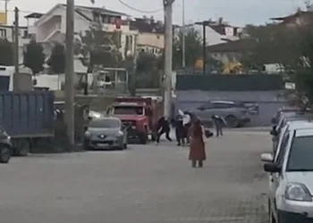 Sarkıntılık iddiasıyla 5 kişi saldırıp bıçakla ağır yaraladılar; o anlar kamerada