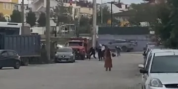 Sarkıntılık iddiasıyla 5 kişi saldırıp bıçakla ağır yaraladılar; o anlar kamerada
