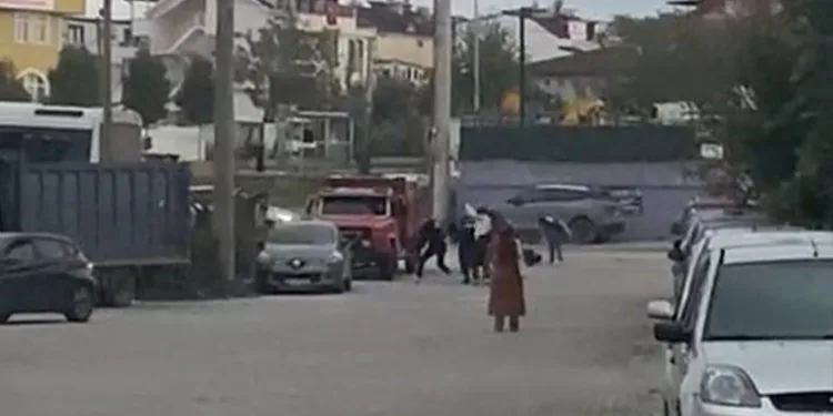 Sarkıntılık iddiasıyla 5 kişi saldırıp bıçakla ağır yaraladılar; o anlar kamerada