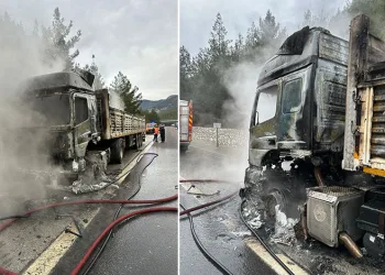 Tarsus’ta seyir halindeki tırın dorsesi yandı