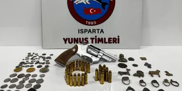 Isparta’da kaçak tarihi eserler ve silahlar ele geçirildi