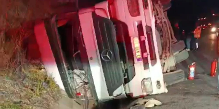 Şanlıurfa’da akaryakıt yüklü tanker devrildi