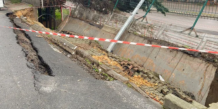 Ataşehir’de benzin istasyonunun duvarı çöktü