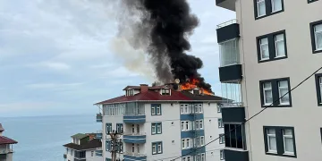 Sürmene’de çatı yangını korkuttu