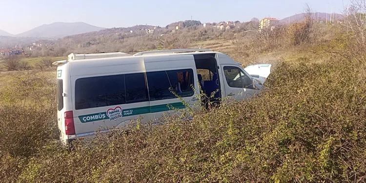 Freni boşalan minibüs ormana uçtu
