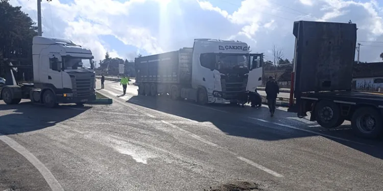 Bursa’da TIR’la çarpışan aracın sürücüsü hayatını kaybetti