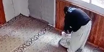 Gece saklandığı camide kadın kılığına girip hırsızlık yaptı