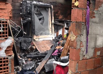 Evi kül oldu, yanan odasında gözyaşlarına boğuldu