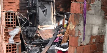Evi kül oldu, yanan odasında gözyaşlarına boğuldu