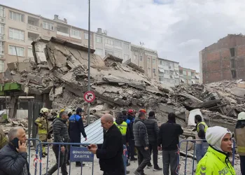 Güngören’de bina çöktü