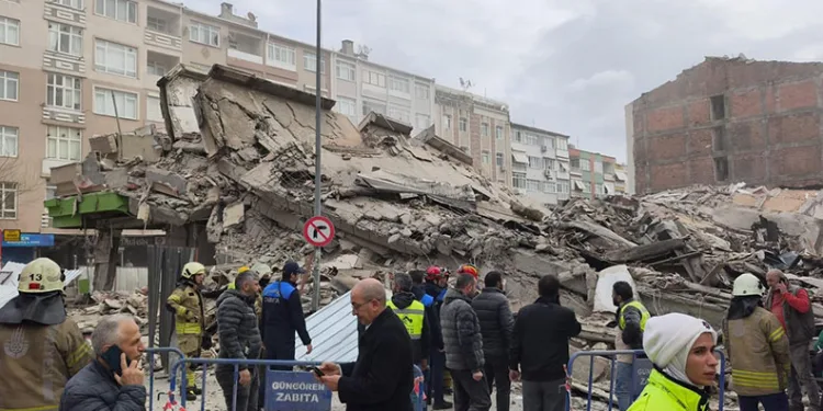 Güngören’de bina çöktü