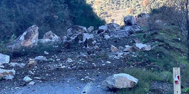 Heyelan dolayısıyla kapanan yola ekipler sevk edildi