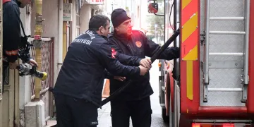 Güngören’de çöken 5 katlı binanın bitişiğindeki 2 bina tahliye edildi