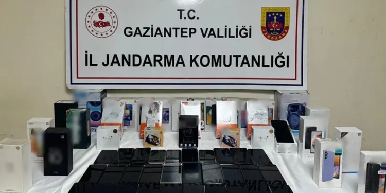 Gaziantep’te 1 milyon TL değerinde kaçak telefon ele geçirildi