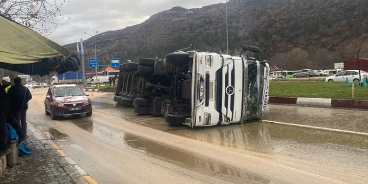 Yağ tankeri devrildi kayganlaşan yolda otomobil şarampole uçtu