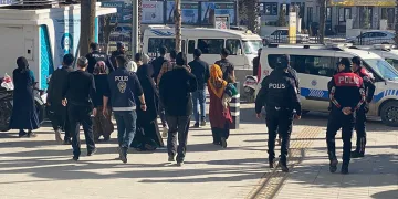Duruşma çıkışı iki grup arasında yumruklu kavga