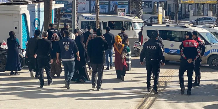 Duruşma çıkışı iki grup arasında yumruklu kavga