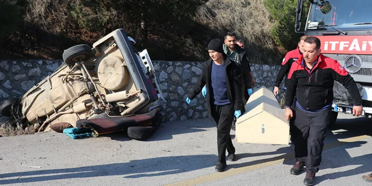 Otomobil, karşı şeritteki istinat duvarına çarptı