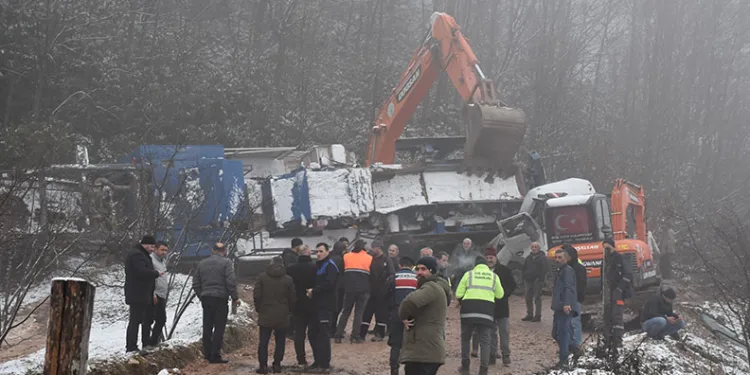 Taş kırma makinesi, TIR’ın kupasına devrildi