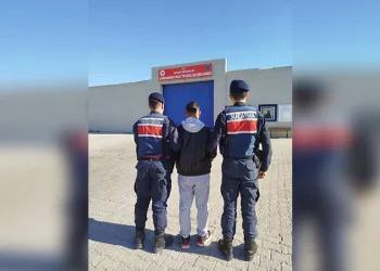 Otomobil bahçeye uçtu: Yaralılar müdahale sonrası olay yerinden kaçtı