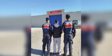 Otomobil bahçeye uçtu: Yaralılar müdahale sonrası olay yerinden kaçtı