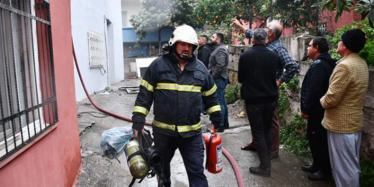 Hatay’da alevlere teslim olan ev kullanılmaz hale geldi