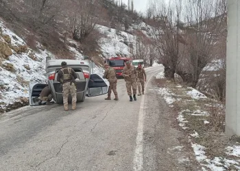 Otomobil buzlanan yolda takla attı: 2 yaralı