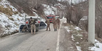 Otomobil buzlanan yolda takla attı: 2 yaralı