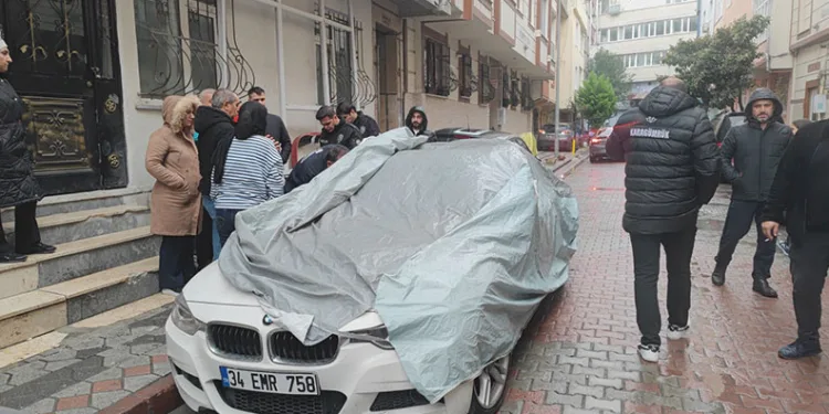 Sultangazi’de üzerine çakıldığı otomobilin cam tavanı kırılınca içine düştü