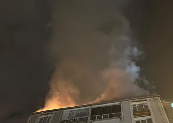 Uşak’ta apartmanın çatısında çıkan yangın söndürüldü