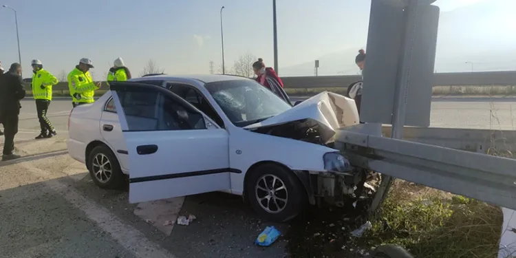 Bursa’da kontrolden çıkan otomobil bariyerlere saplandı