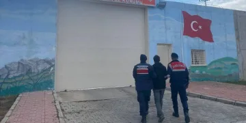 Dolandırıcılık suçundan aranırken jandarmaya yakalandı