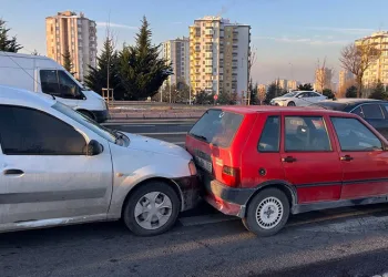Kayseri’de 3 aracın karıştığı zincirleme kaza: 2 yaralı